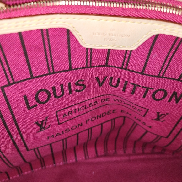 Louis Vuitton’s luxury leather bag - Picture 5 of 7